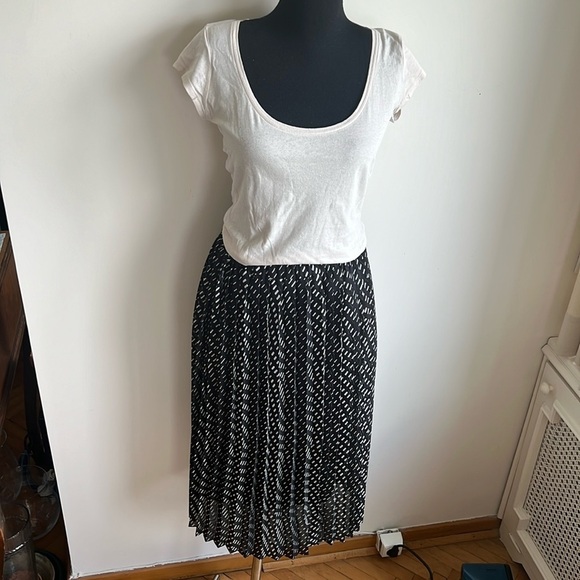 Uniqlo black and white patterned knee length pleated midi skirt - Picture 2 of 3